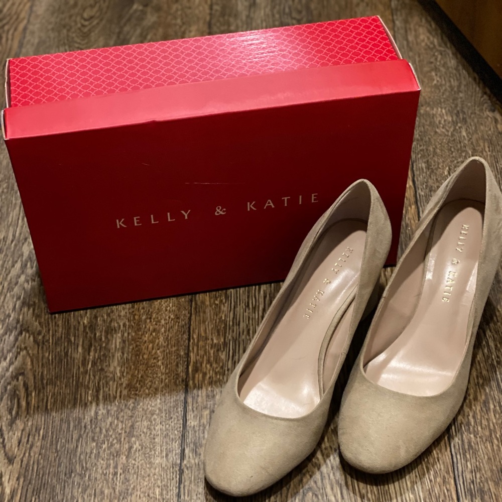 Rounded Toe Taupe Pump